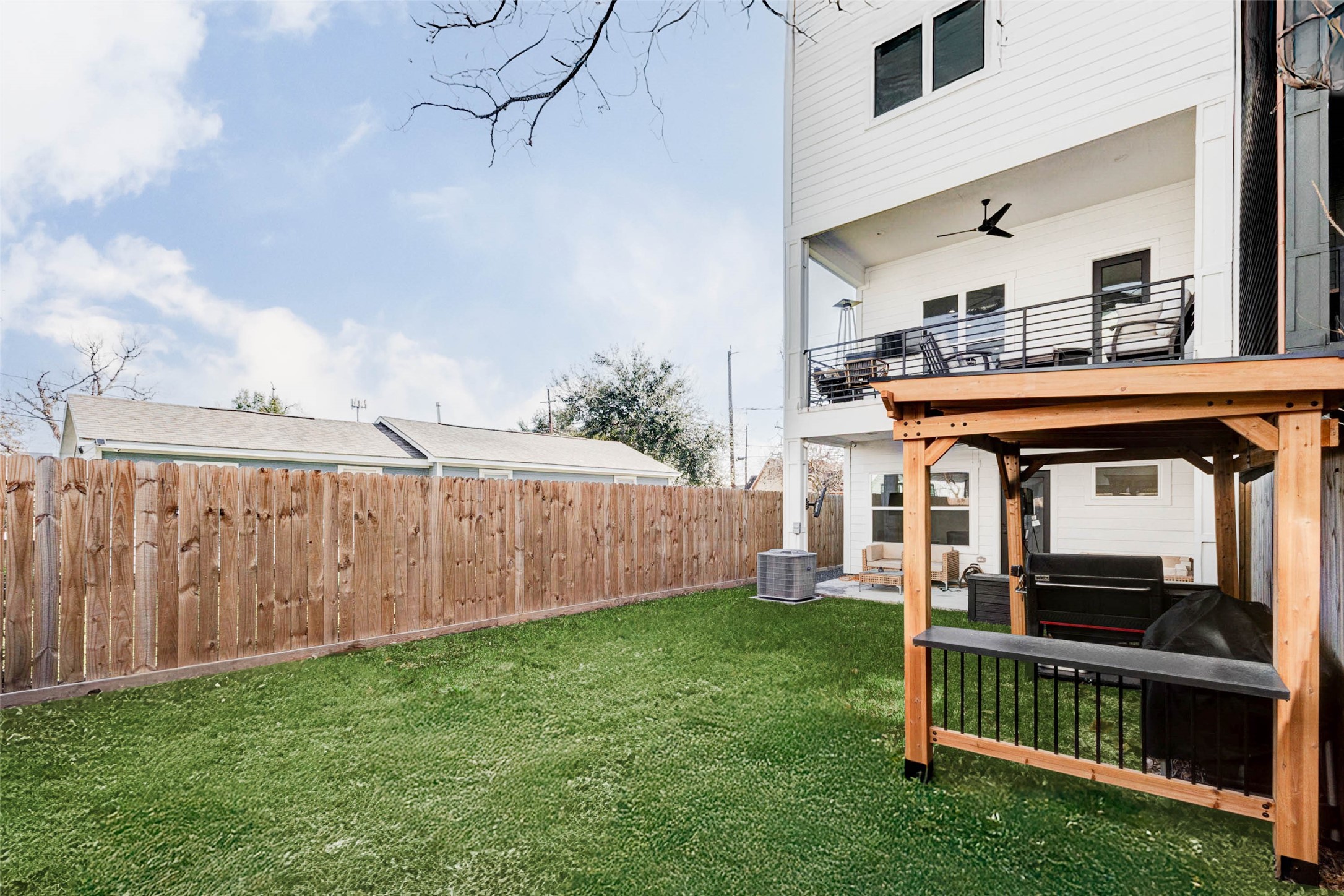 1307 East 27th Street, Unit A Houston, TX 77009 - Photo 47 of 48 a view of an house with backyard and deck