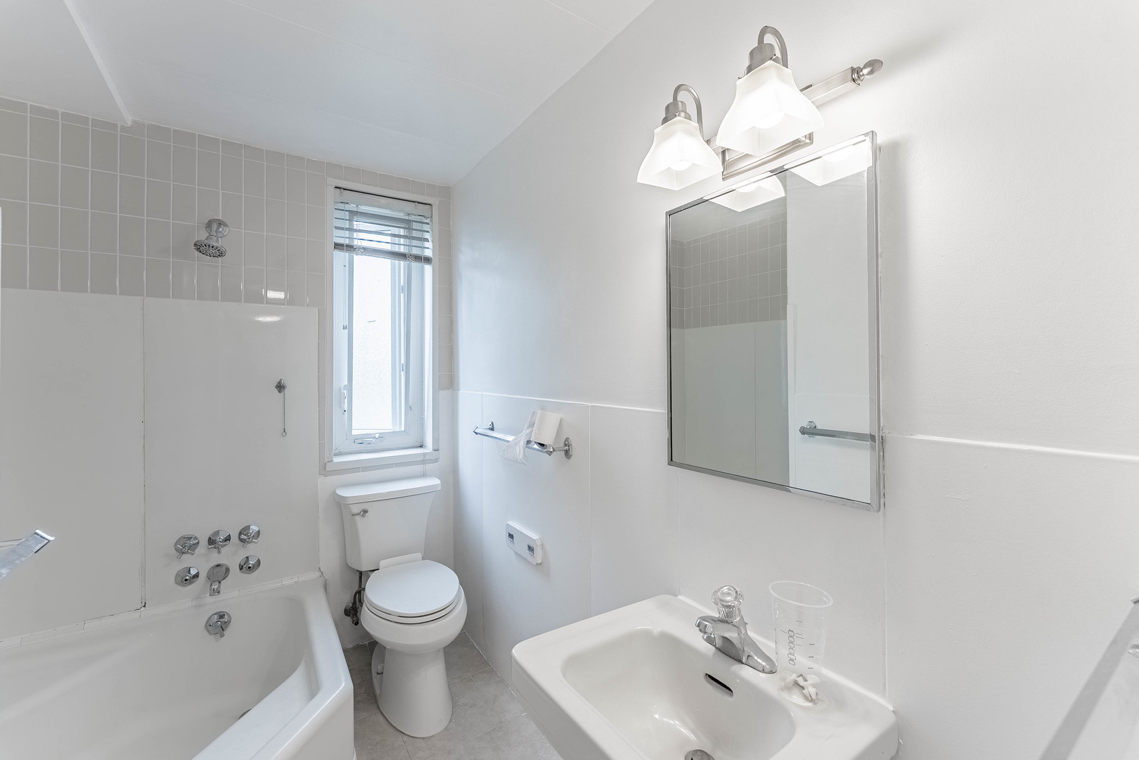 7200 Oak Avenue, Unit 3NW River Forest, IL 60305 - Photo 4 of 9 a bathroom with a toilet a sink a mirror and a tub