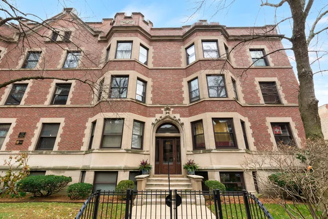 $300,000 | 719 West Bittersweet Place, Unit L6, Chicago, IL 60613
