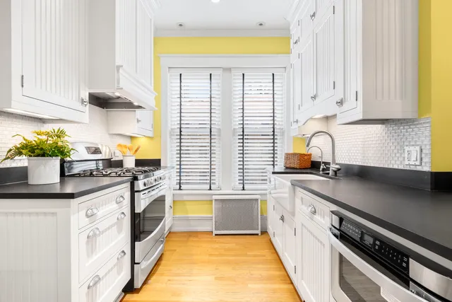 $300,000 | 719 West Bittersweet Place, Unit L6, Chicago, IL 60613