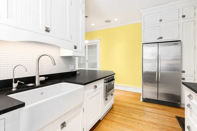 $300,000 | 719 West Bittersweet Place, Unit L6, Chicago, IL 60613