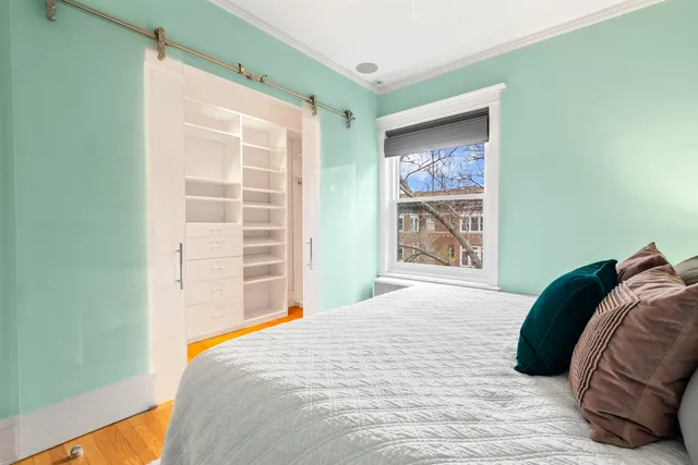 $300,000 | 719 West Bittersweet Place, Unit L6, Chicago, IL 60613