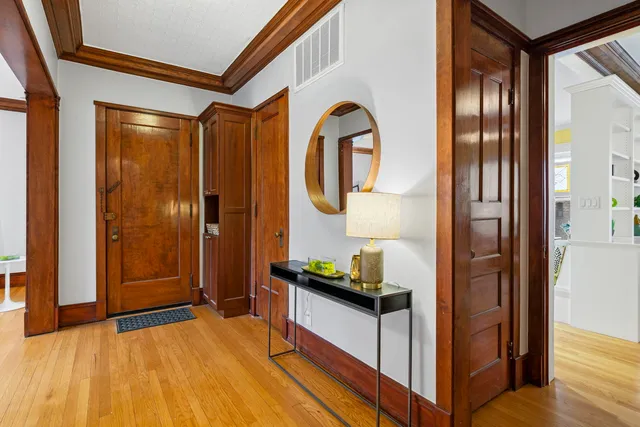 $300,000 | 719 West Bittersweet Place, Unit L6, Chicago, IL 60613