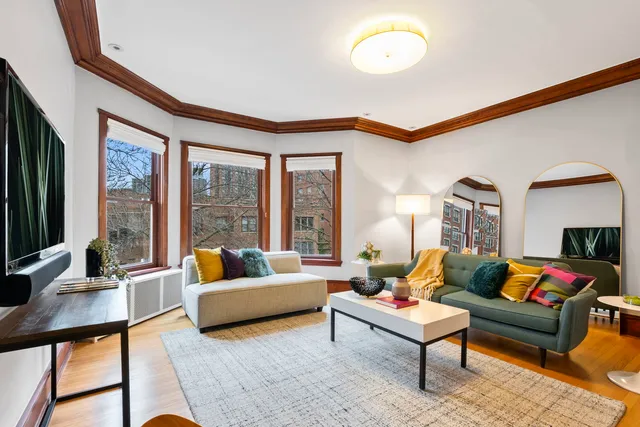 $300,000 | 719 West Bittersweet Place, Unit L6, Chicago, IL 60613