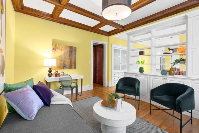 $300,000 | 719 West Bittersweet Place, Unit L6, Chicago, IL 60613