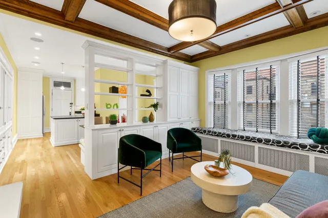 $300,000 | 719 West Bittersweet Place, Unit L6, Chicago, IL 60613