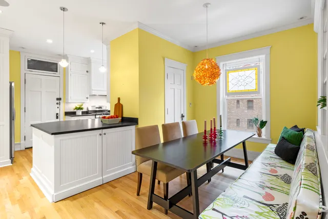 $300,000 | 719 West Bittersweet Place, Unit L6, Chicago, IL 60613