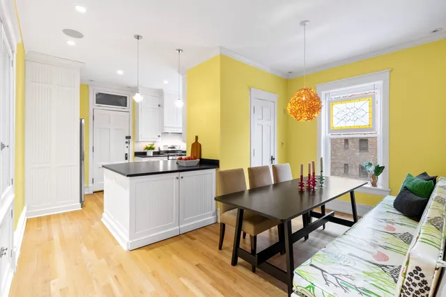 $300,000 | 719 West Bittersweet Place, Unit L6, Chicago, IL 60613