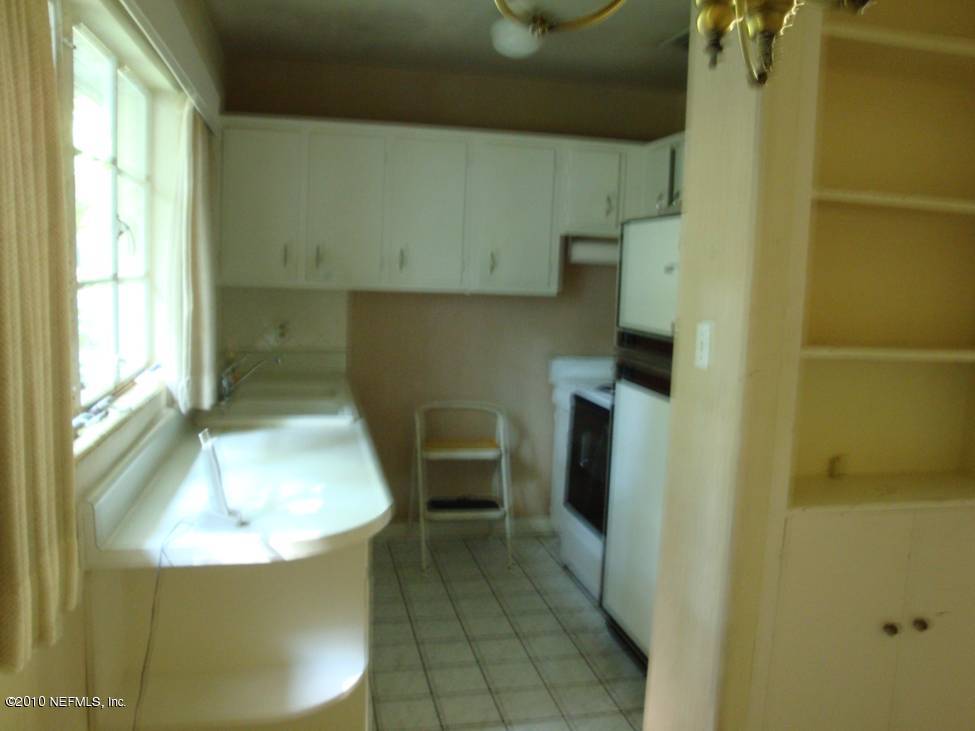 1498 Stimson Street Jacksonville, FL 32205 - Photo 4 of 6 a bathroom with a sink and toilet