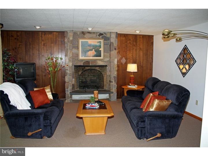 68 Jacobs Creek Road Ewing, NJ 08628 - Photo 9 of 19 Living Room