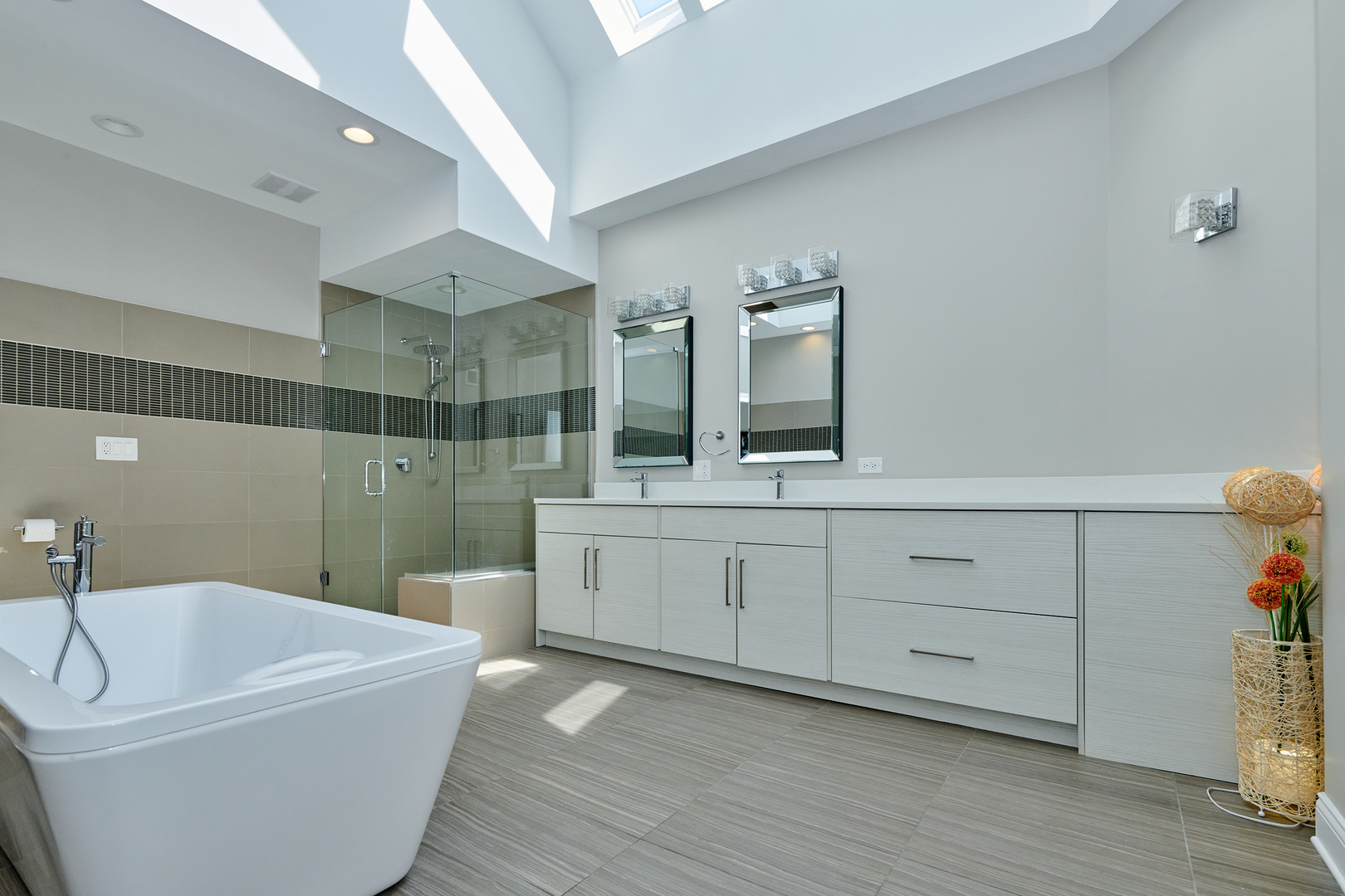 1218 Schaeffer Road Long Grove, IL 60047 - Photo 19 of 42 a bathroom with a bathtub a sink and mirror