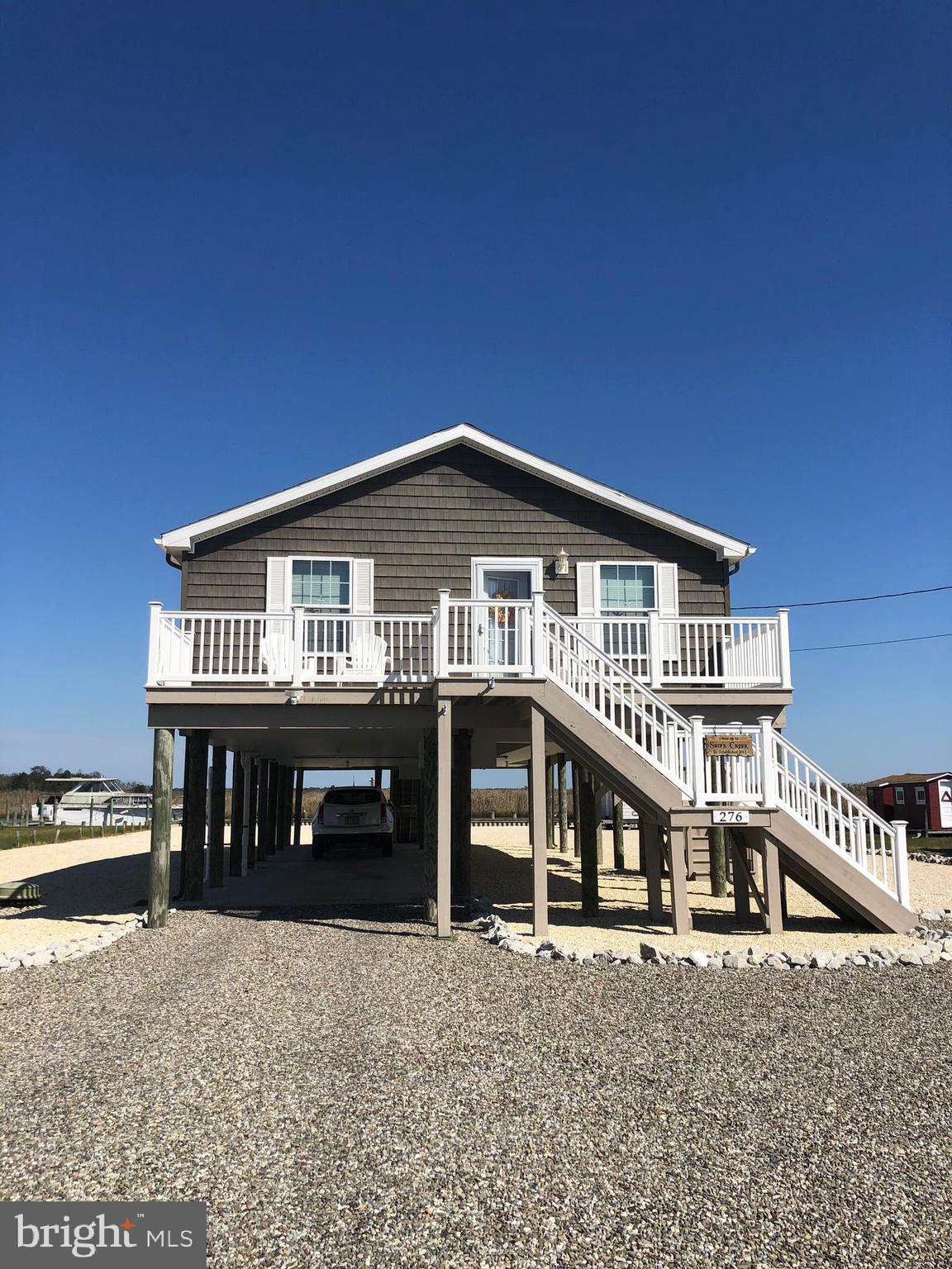 Beautiful waterfront house large lot