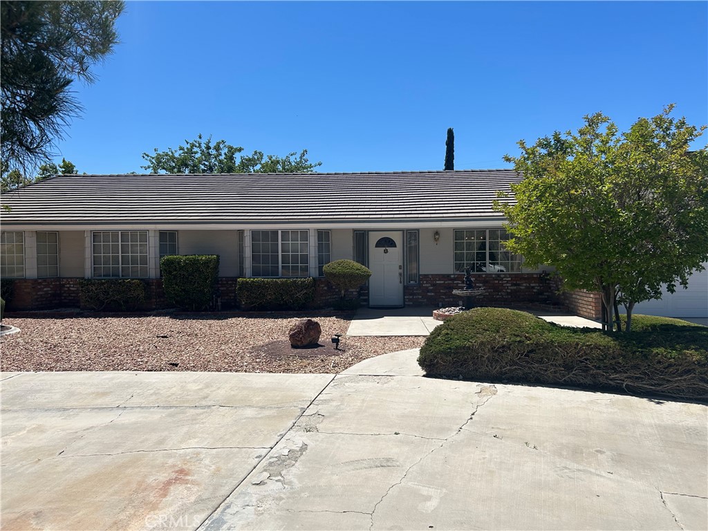20187 Itasca Road Apple Valley, CA 92308 - Photo 4 of 35 a view of a house with a yard