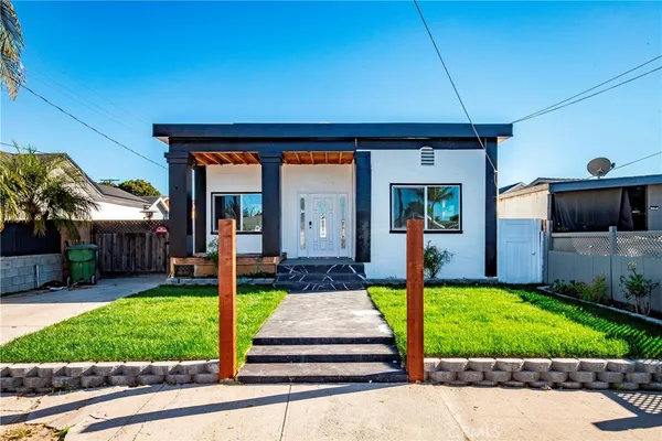 a view of a house with backyard and porch