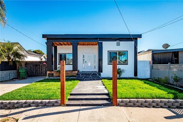 a view of a house with backyard and porch