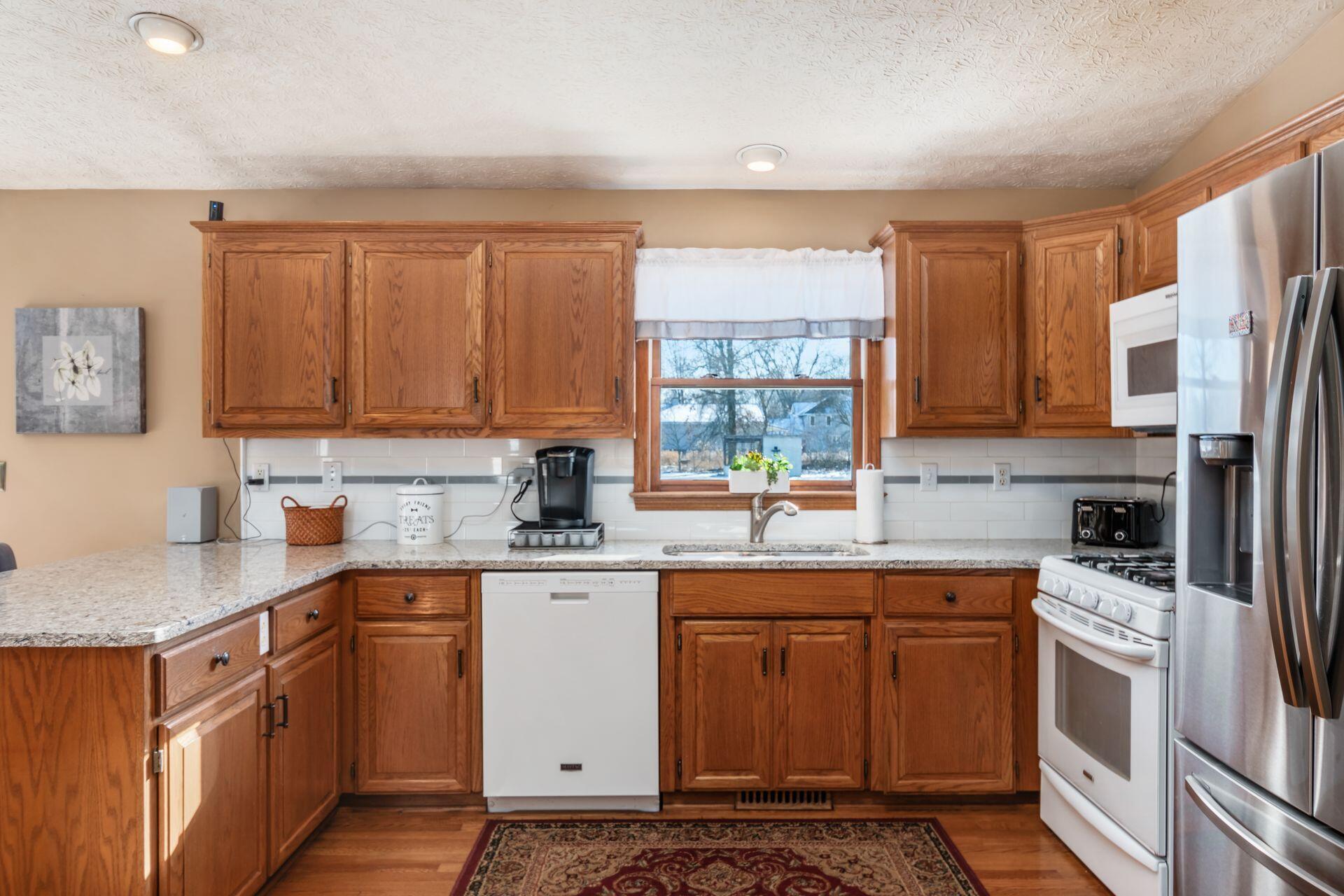 10862 Center Village Road Galena, OH 43021 - Photo 9 of 40 Oak Cabinets