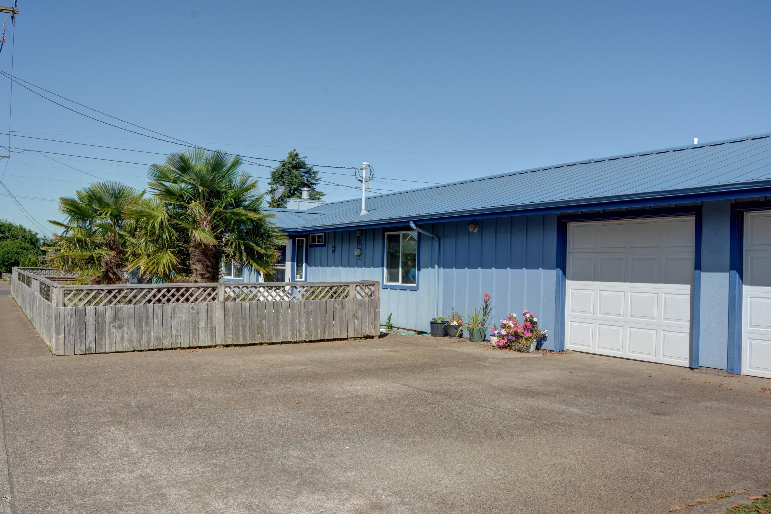 707 Northeast 7th Street Newport, OR 97365 - Photo 3 of 19 Front yard