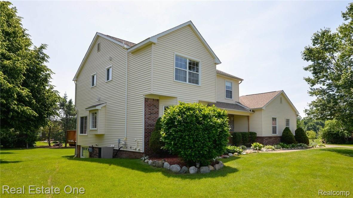 1824 Park Ridge Court Howell, MI 48843 - Photo 3 of 47 WELL MANICURED 0.9 ACRE LOT. CONVENIENTLY LOCATED TO EXPRESSWAYS AND SHOPPING.