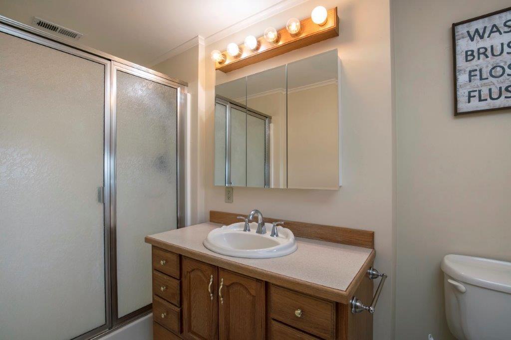 10572 Fleming Road Powell Butte, OR 97753 - Photo 36 of 54 Tub/shower in primary