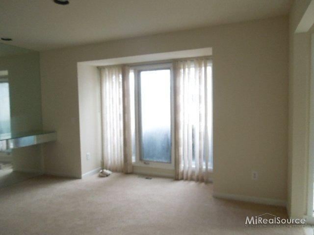 5590 Ridgewood Road West Bloomfield, MI 48322 - Photo 6 of 22 31154135-5.JPG
