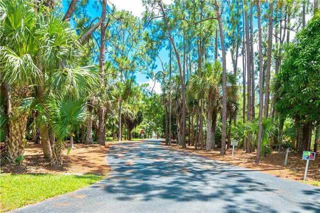 $899,000 | 2377 Kings Lake Boulevard, Naples, FL 34112