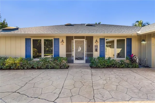 $829,900 | 2377 Kings Lake Boulevard, Naples, FL 34112