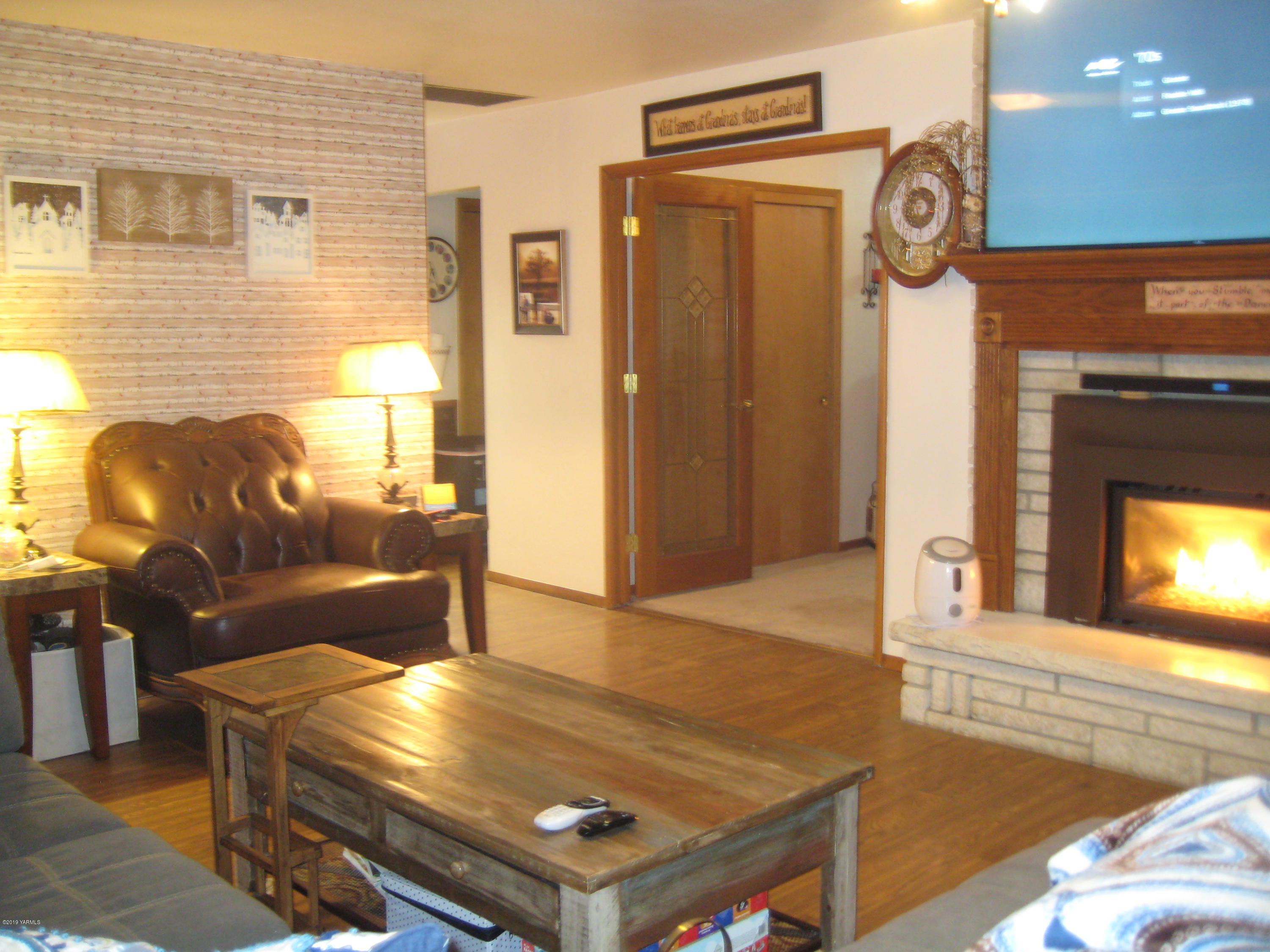 5900 Ashue Road Wapato, WA 98951 - Photo 11 of 60 a view of a livingroom with furniture