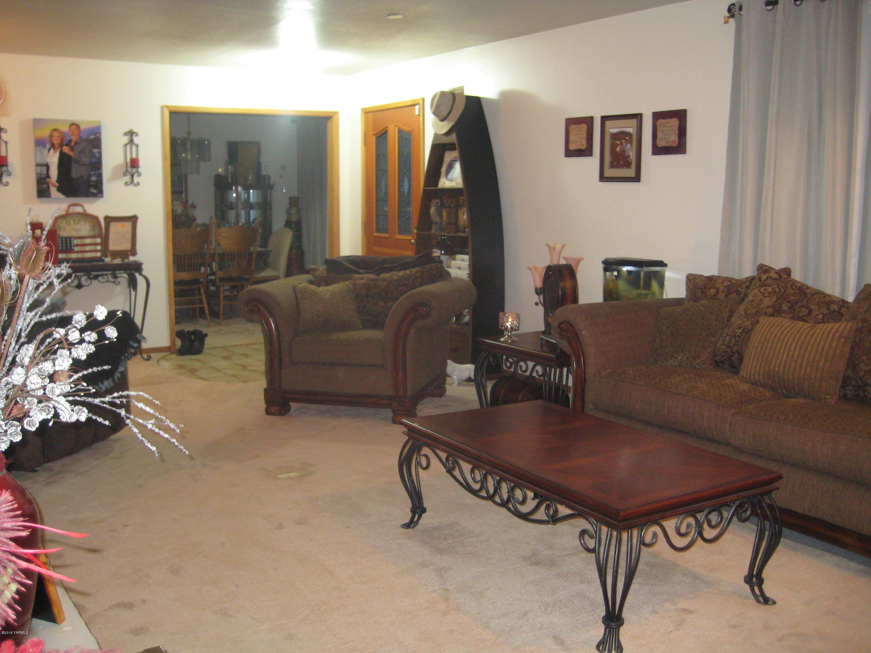 5900 Ashue Road Wapato, WA 98951 - Photo 15 of 60 a living room with furniture and a rug