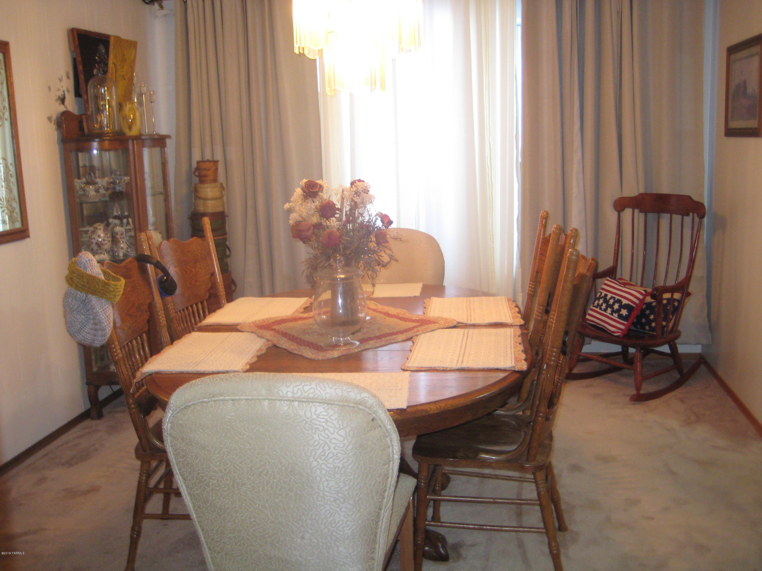 5900 Ashue Road Wapato, WA 98951 - Photo 17 of 60 a dining room with furniture and window