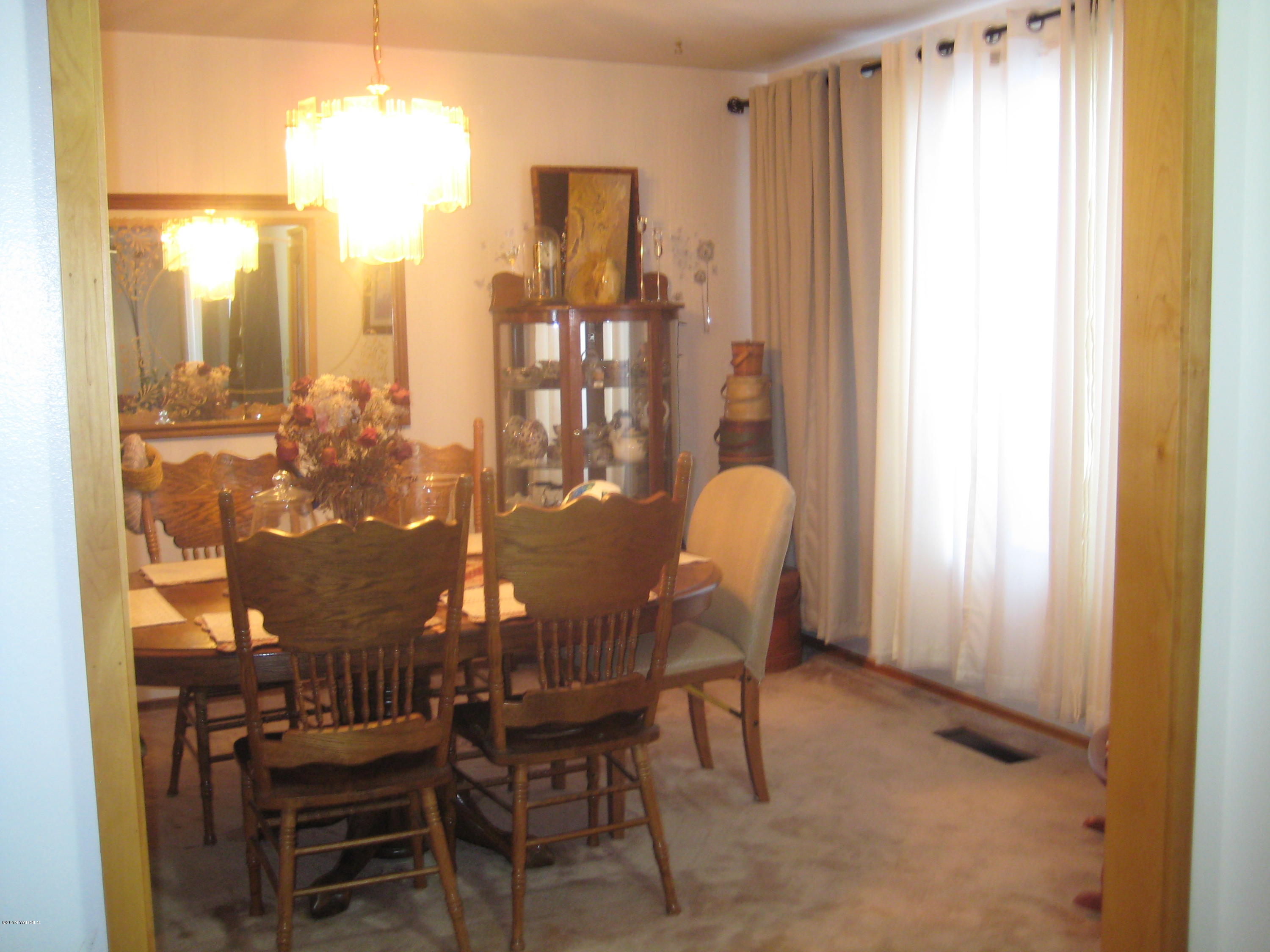 5900 Ashue Road Wapato, WA 98951 - Photo 18 of 60 a view of a dining room with furniture and a window