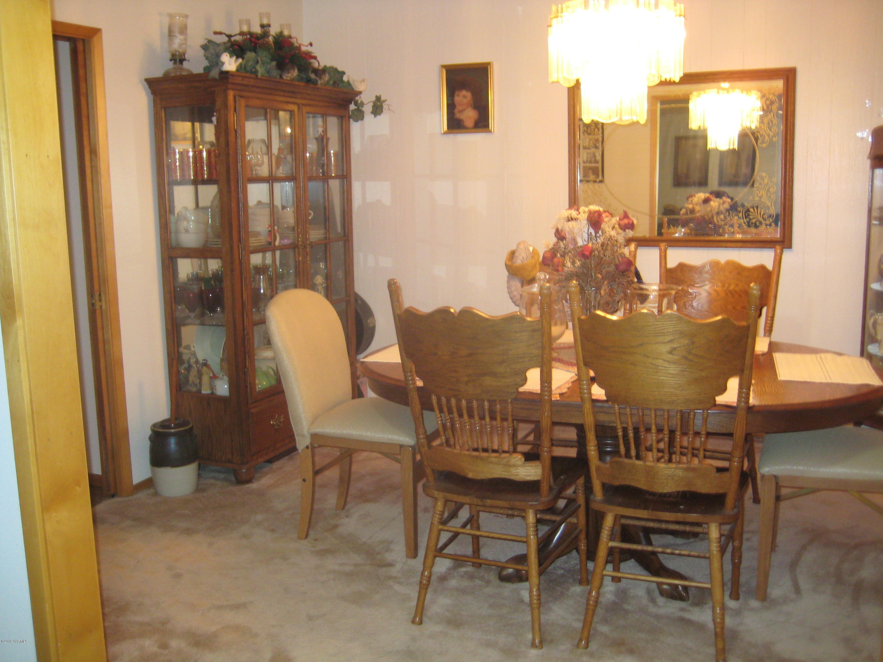 5900 Ashue Road Wapato, WA 98951 - Photo 20 of 60 a dining room with furniture and window