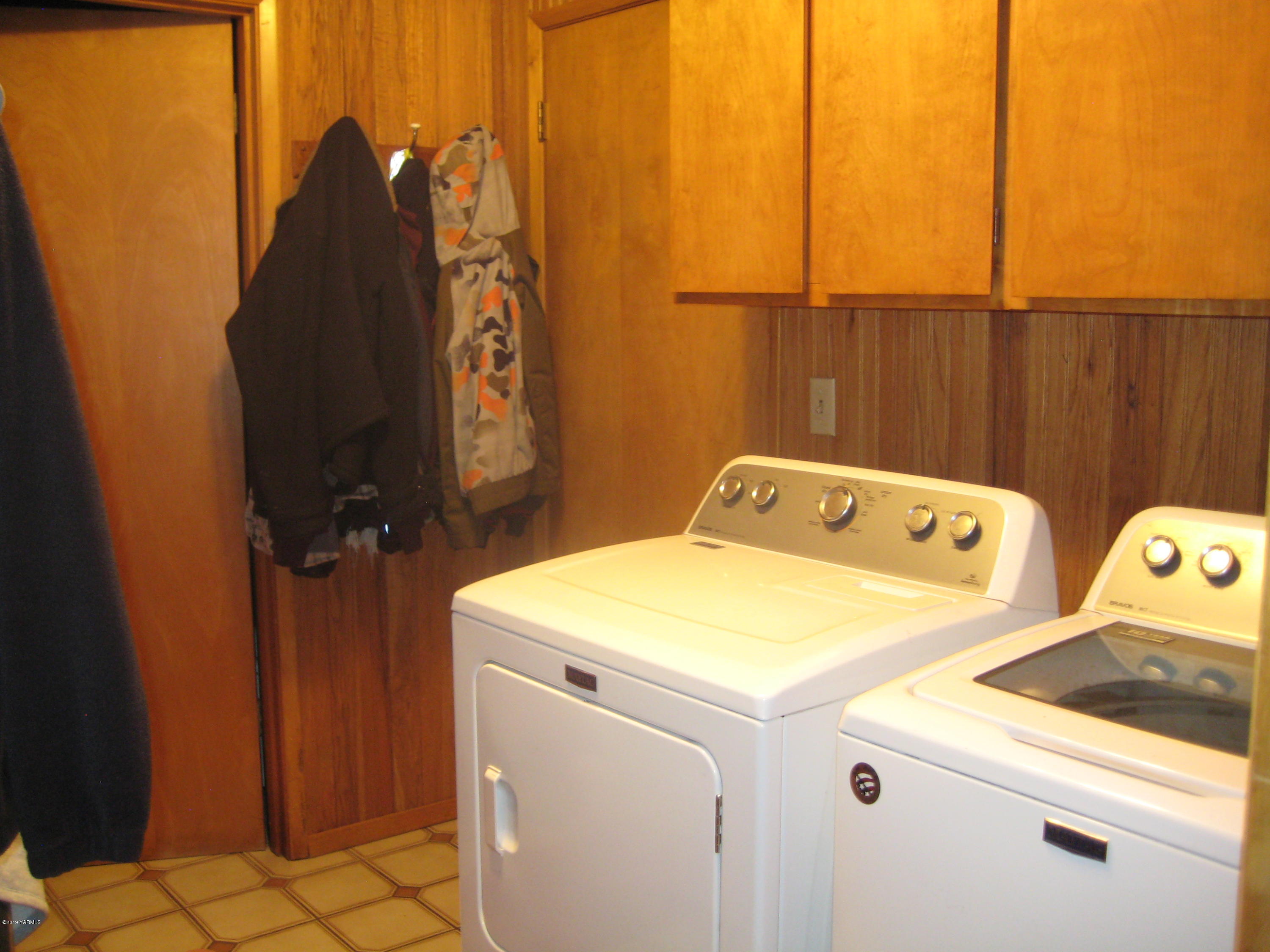 5900 Ashue Road Wapato, WA 98951 - Photo 25 of 60 a utility room with dryer and washer
