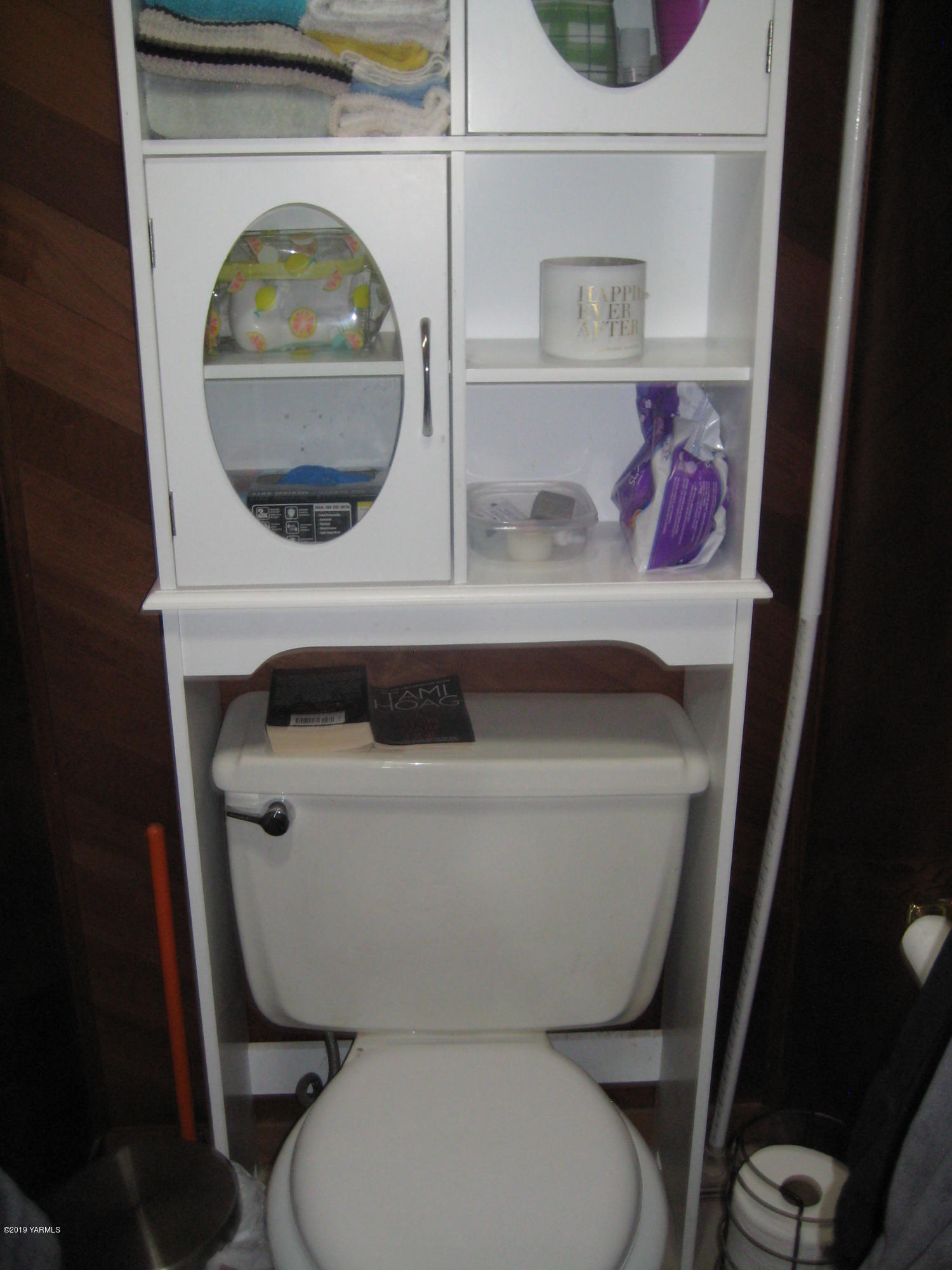 5900 Ashue Road Wapato, WA 98951 - Photo 27 of 60 a bathroom with a toilet and a sink