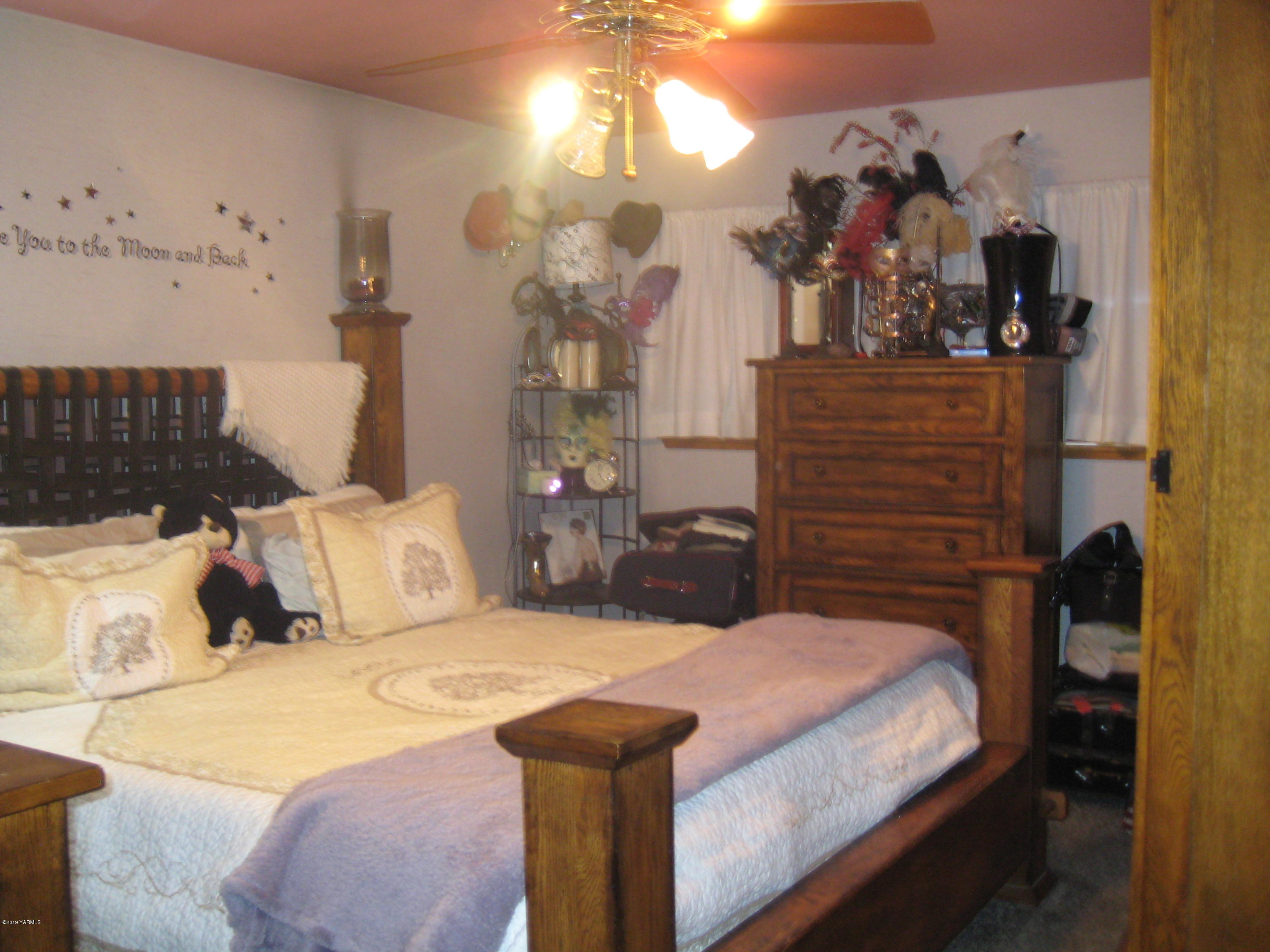 5900 Ashue Road Wapato, WA 98951 - Photo 32 of 60 a bedroom with a bed and a mirror