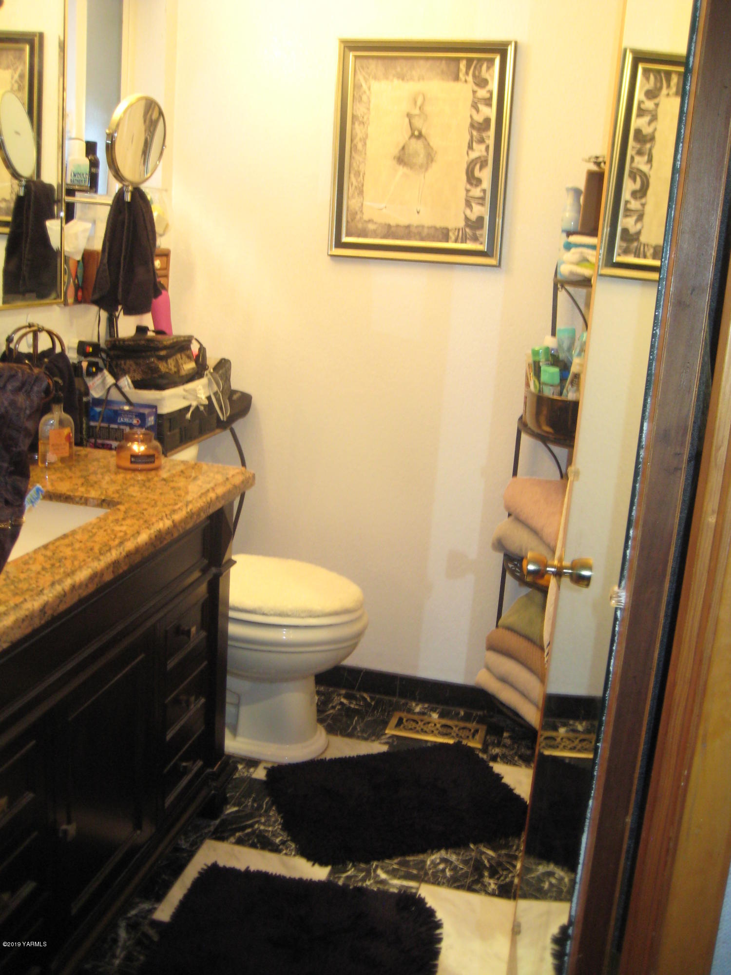 5900 Ashue Road Wapato, WA 98951 - Photo 33 of 60 a bathroom with a sink and a toilet