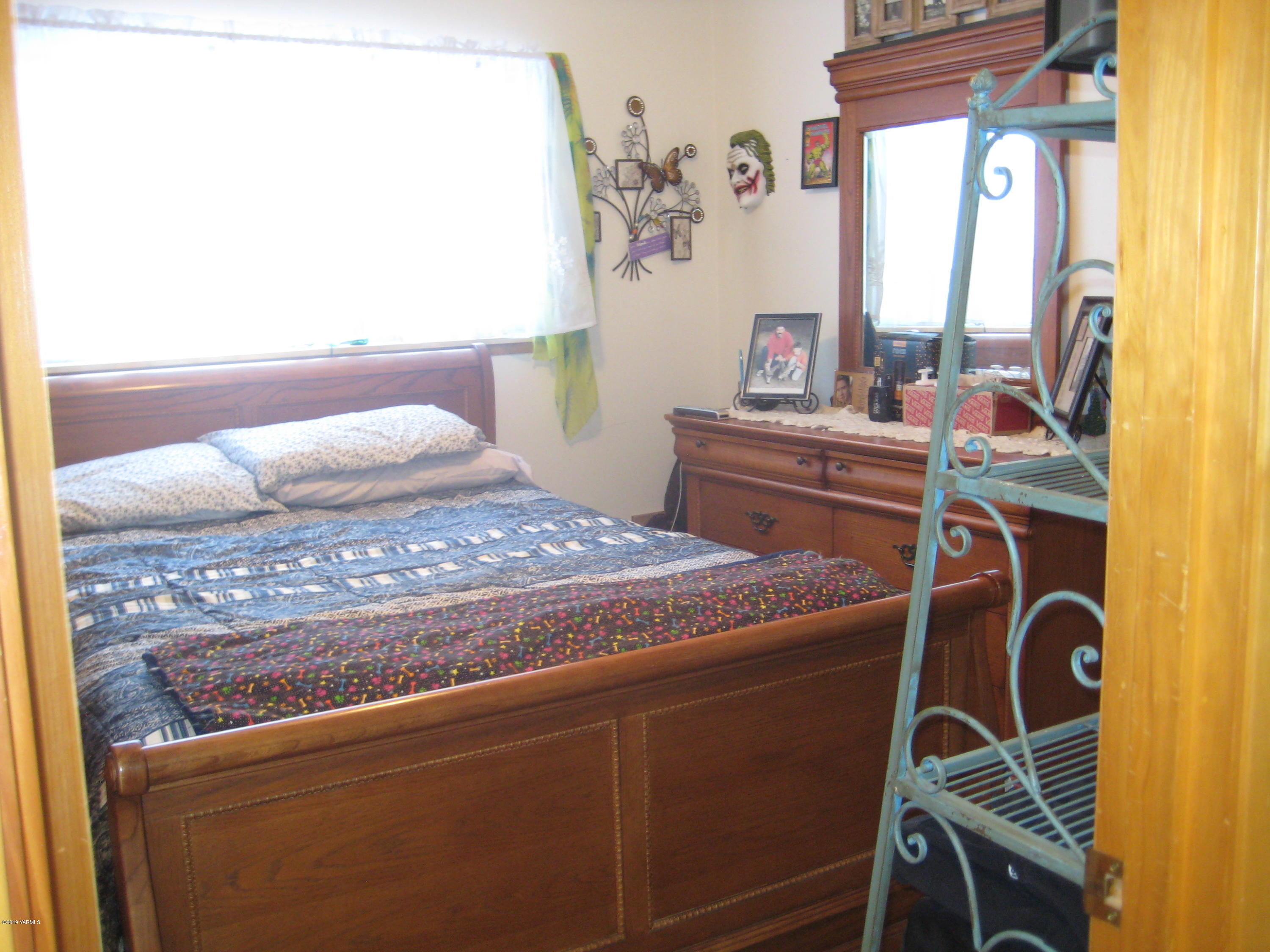 5900 Ashue Road Wapato, WA 98951 - Photo 35 of 60 a living room with a bed and a dresser