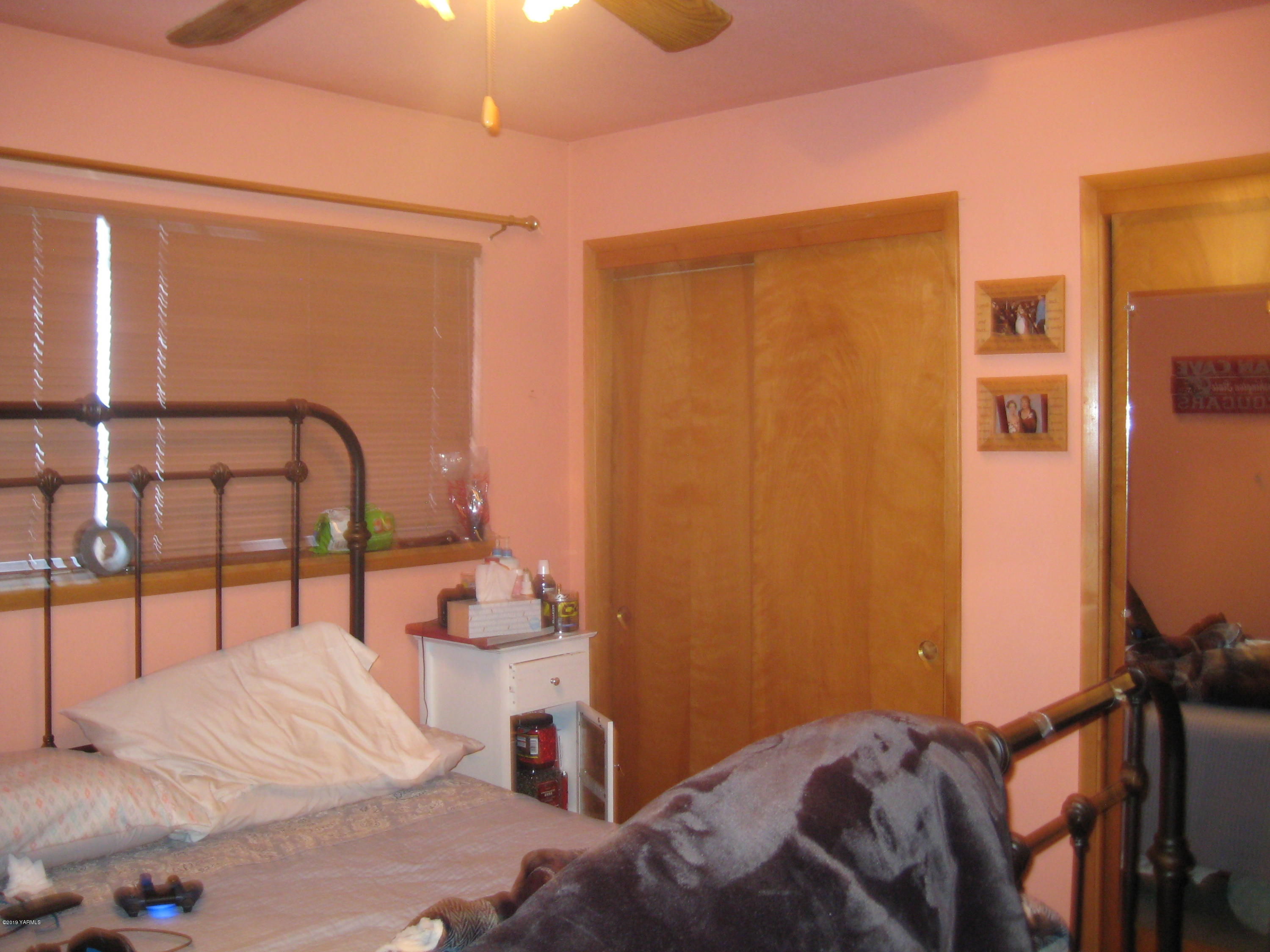 5900 Ashue Road Wapato, WA 98951 - Photo 40 of 60 a bedroom with a bed and a large window