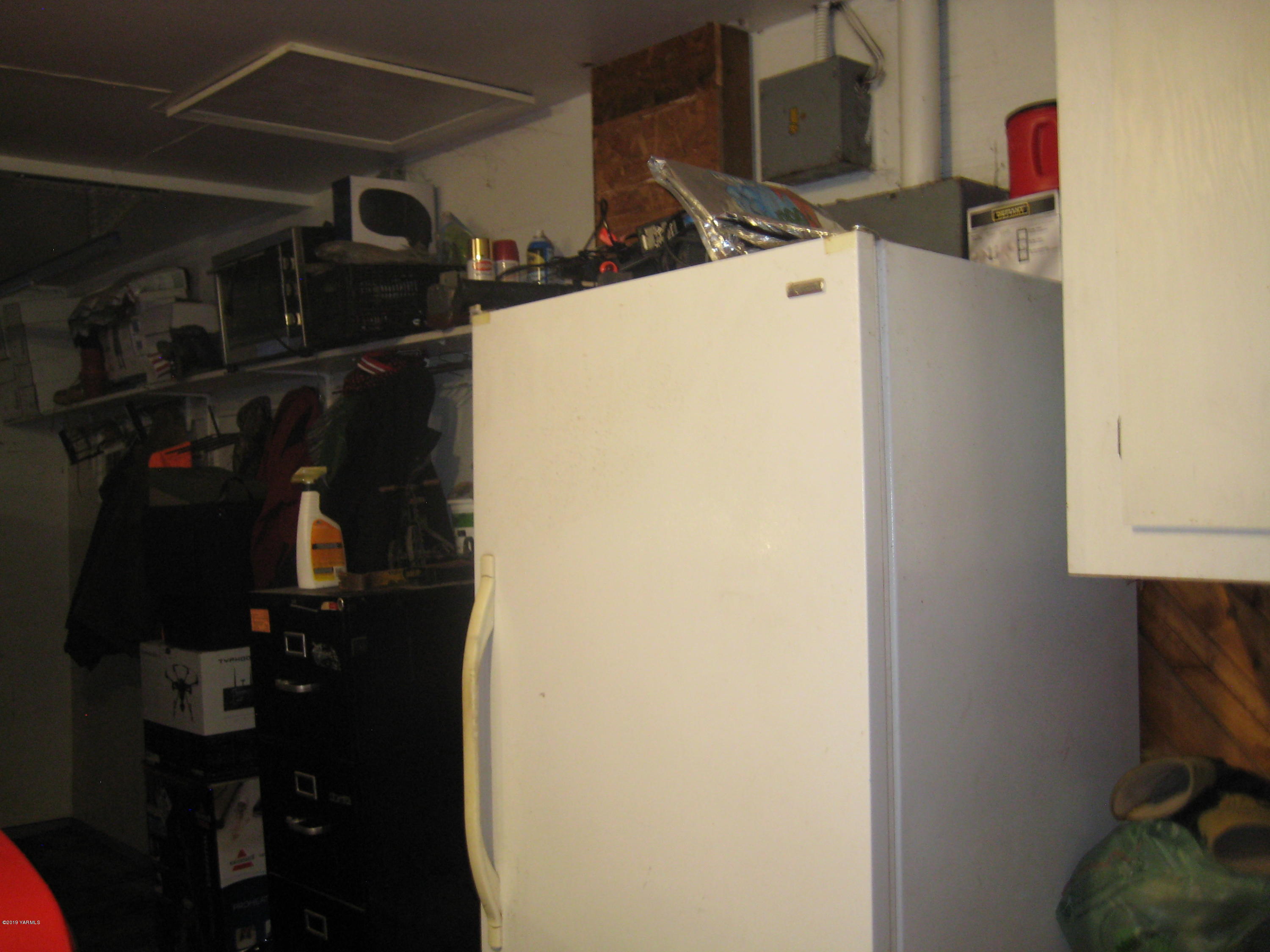 5900 Ashue Road Wapato, WA 98951 - Photo 42 of 60 a close view of closet