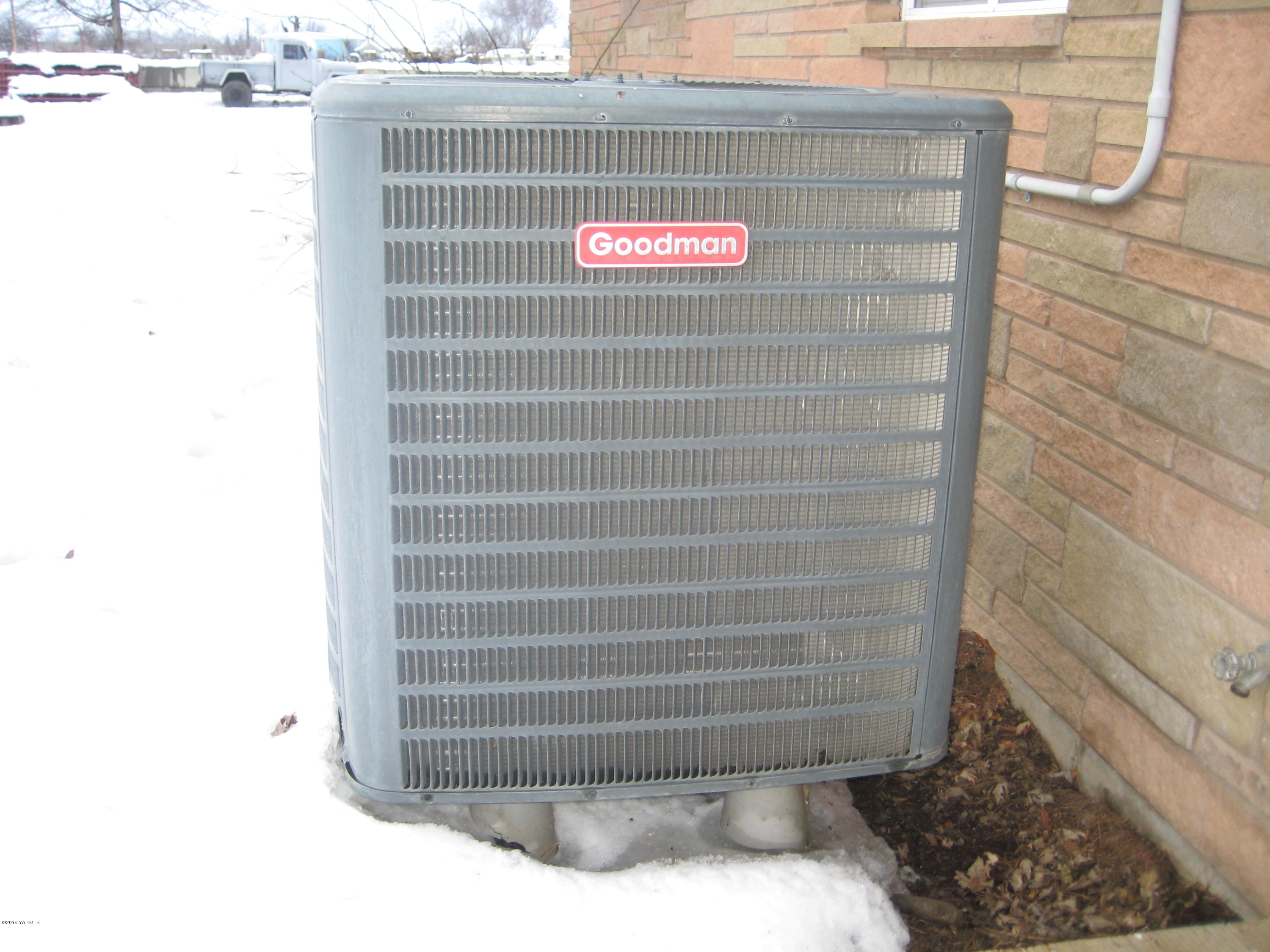 5900 Ashue Road Wapato, WA 98951 - Photo 6 of 60 Newer heatpump