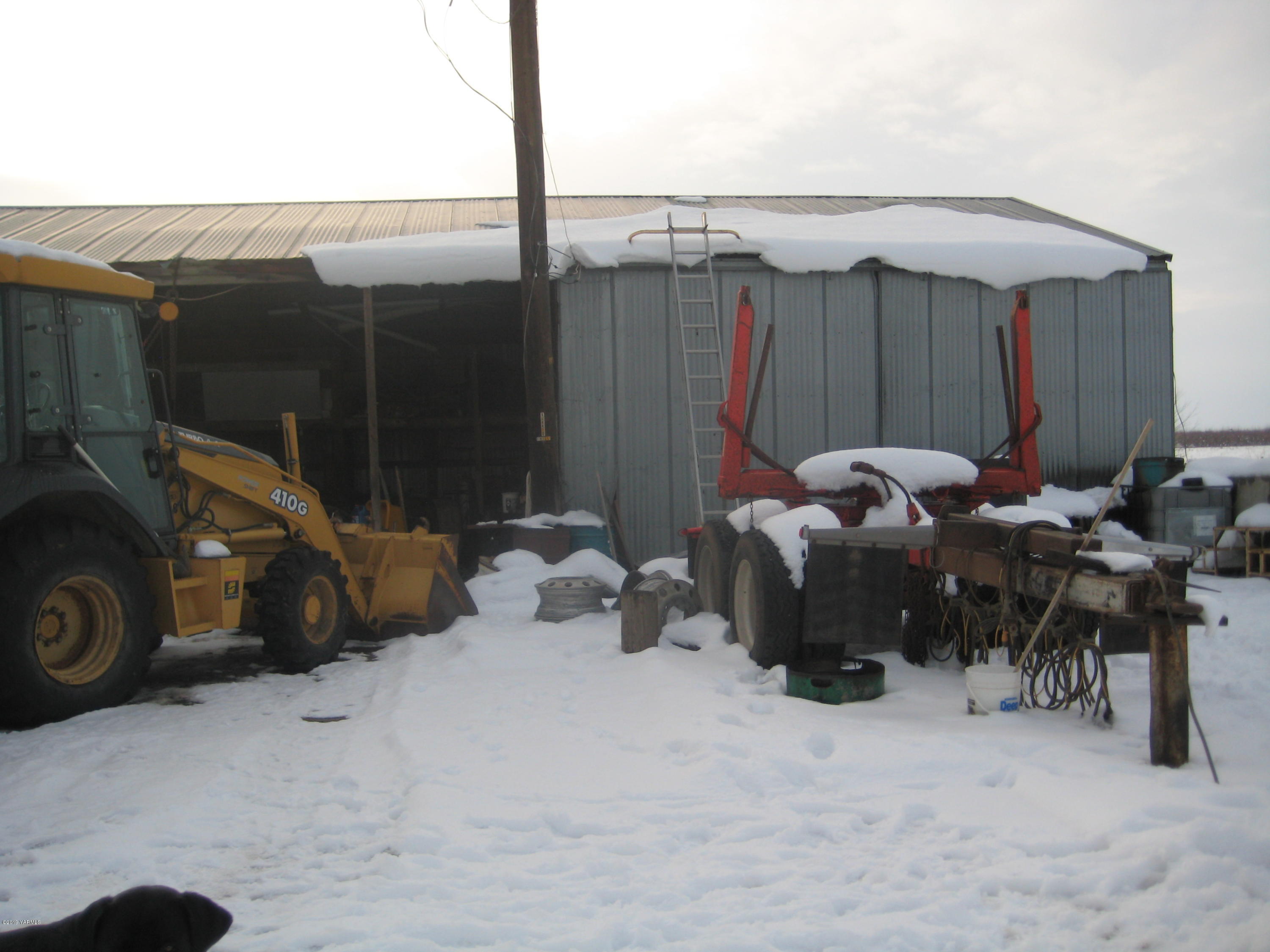 5900 Ashue Road Wapato, WA 98951 - Photo 57 of 60 Huge equipment shed with new metal roof