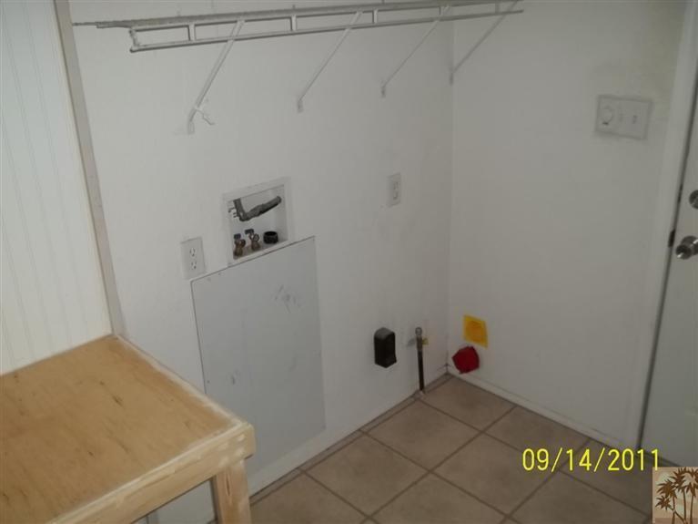 13442 Ocotillo Road Whitewater, CA 92282 - Photo 14 of 14 a bathroom with a tub