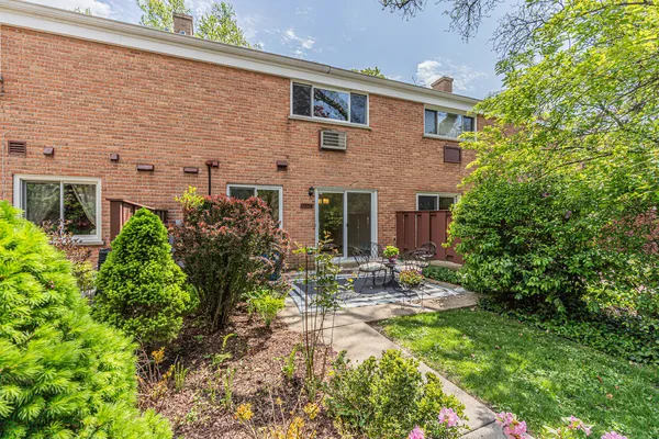 $369,900 | 1534 Palmgren Drive, Glenview, IL 60025