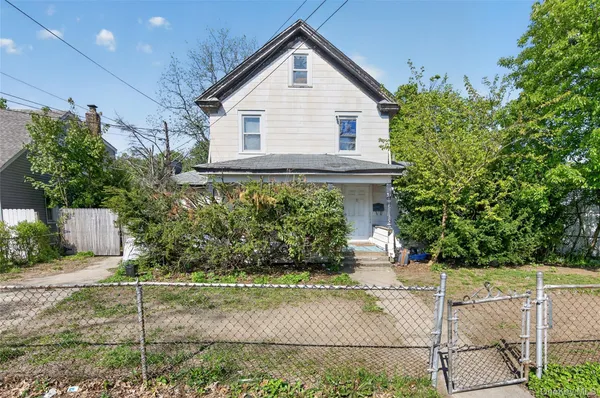 a view of a house with yard and plants