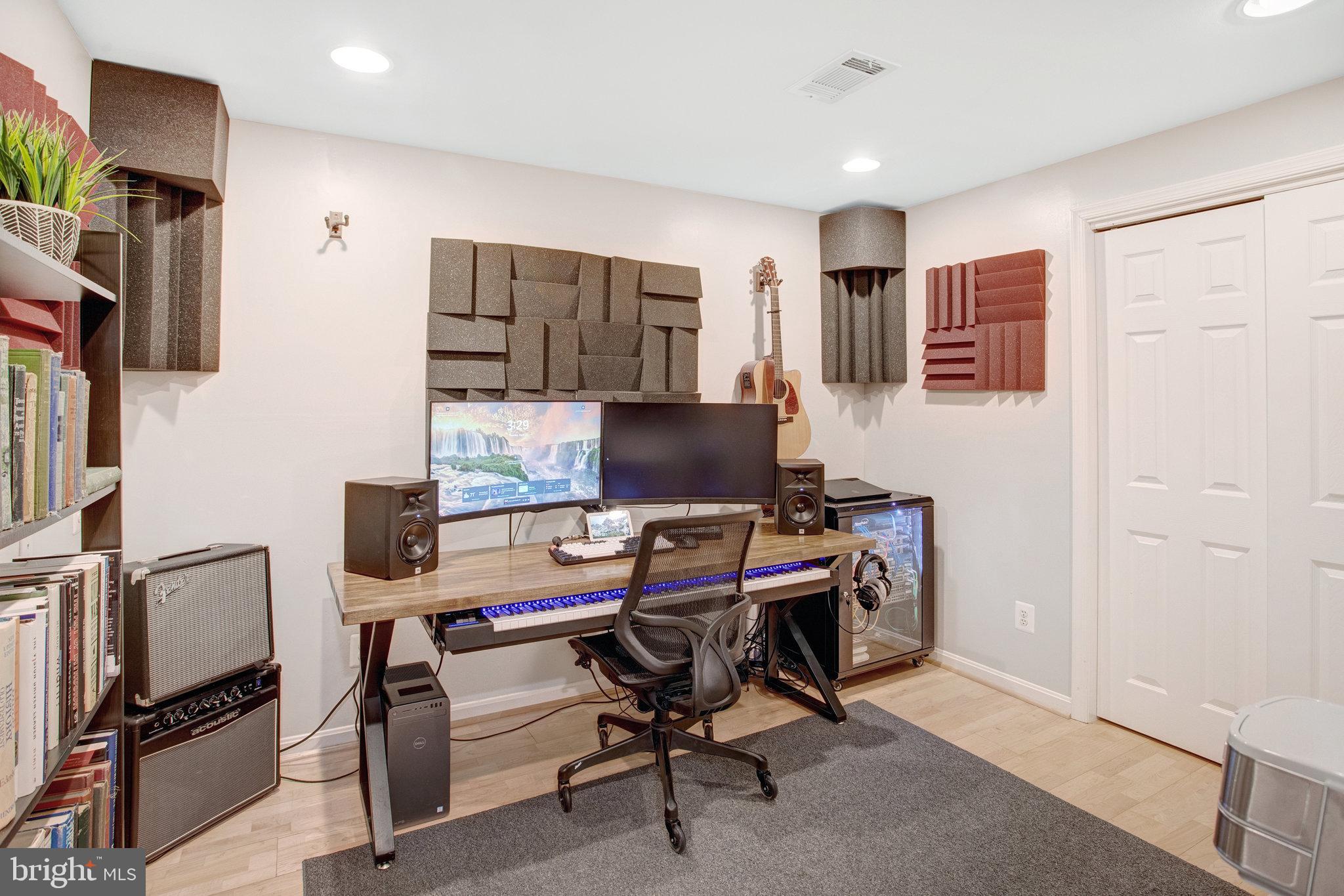 10375 Navarone Place Manassas, VA 20110 - Photo 34 of 51 a view of a workspace with furniture