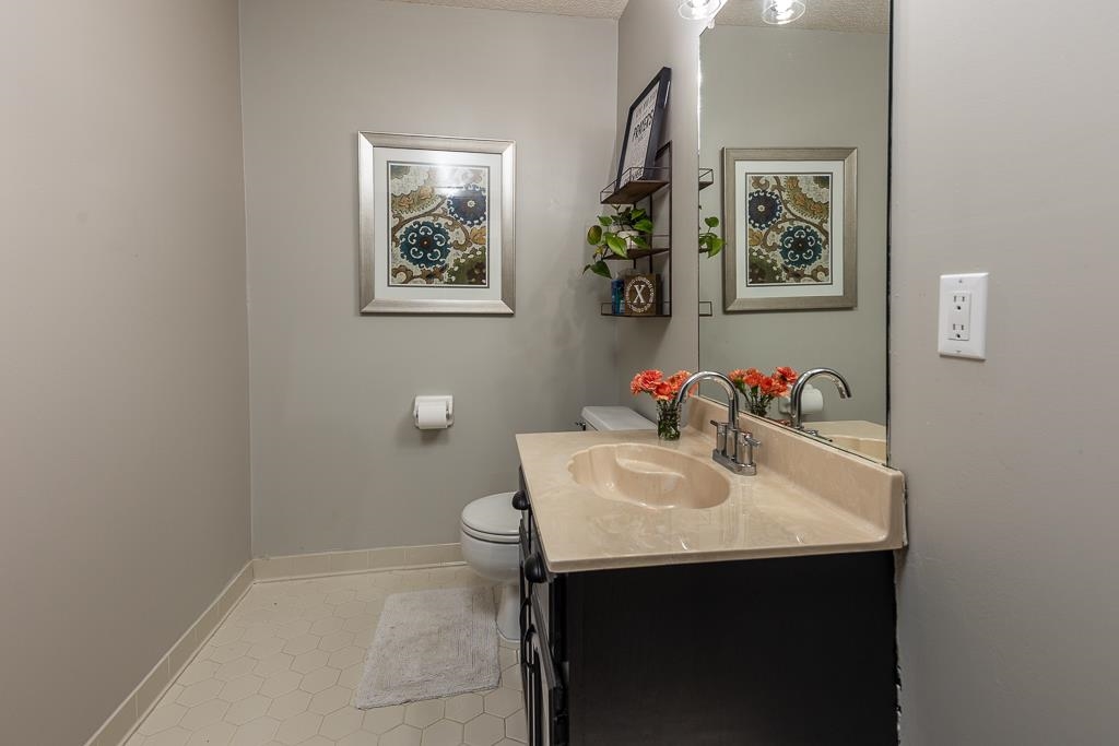 8911 Walnut Ridge Loop Memphis, TN 38018 - Photo 14 of 39 Half Bath located just off breakfast room