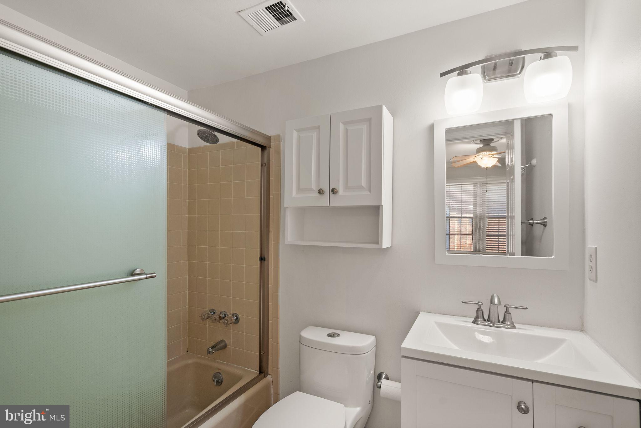 1539 Cedar Avenue McLean, VA 22101 - Photo 16 of 30 Ensuite Bathroom