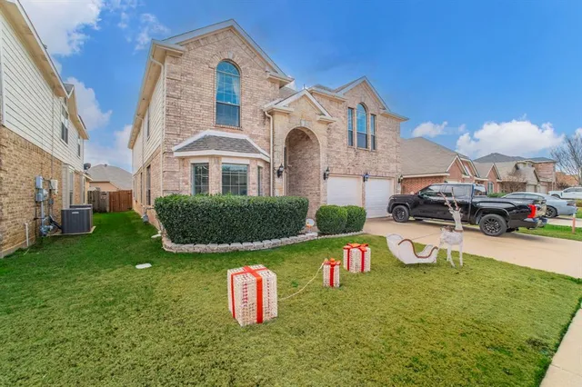 $450,000 | 317 Crescent Creek Lane, Fort Worth, TX 76140