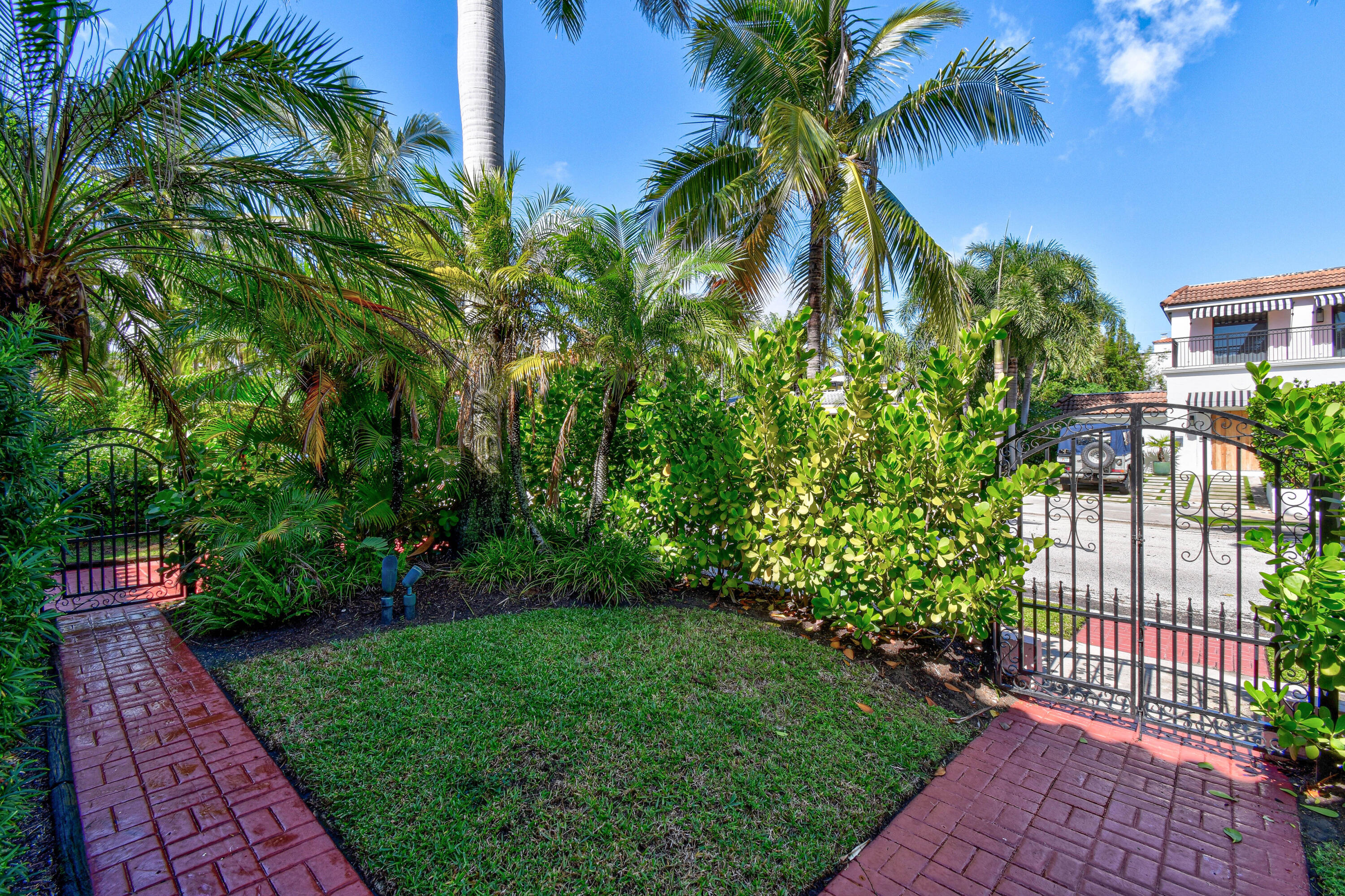 194 Almeria Road West Palm Beach, FL 33405 - Photo 4 of 67 194AlmeriaRd(5)