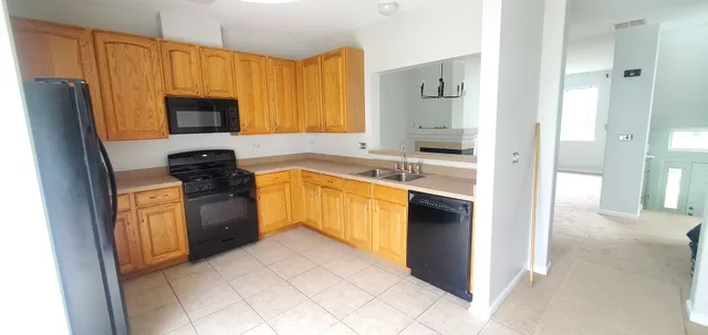 $2,470 | 587 South Parkside Drive, Unit 587, Round Lake, IL 60073