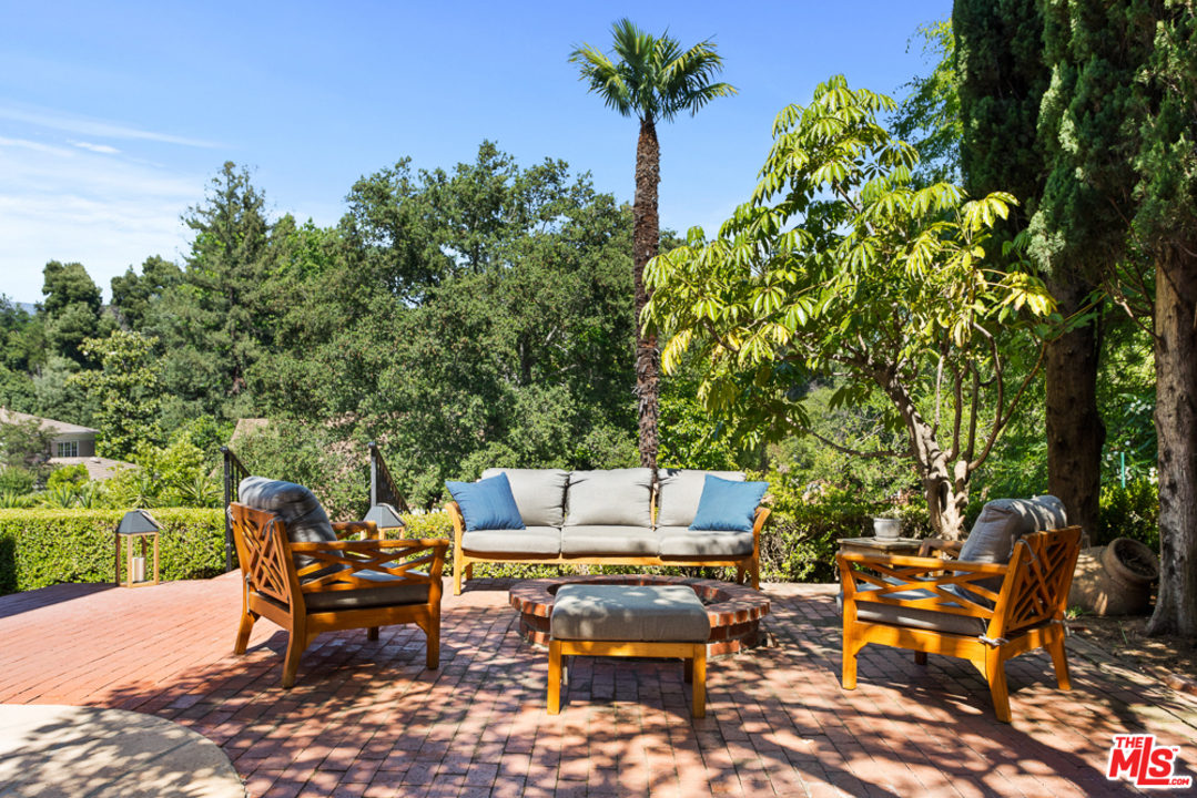 70 Club Road Pasadena, CA 91105 - Photo 25 of 38 a backyard of a house with table and chairs